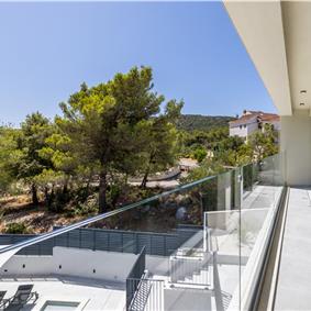 4 bedroom villa with heated pool and sea view in Vinišće, sleeps 8